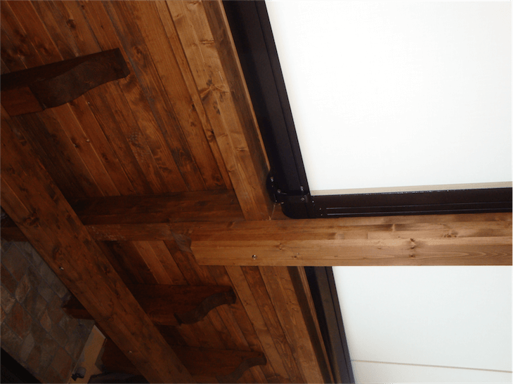 un'immagine di un soffitto in legno con una finestra.