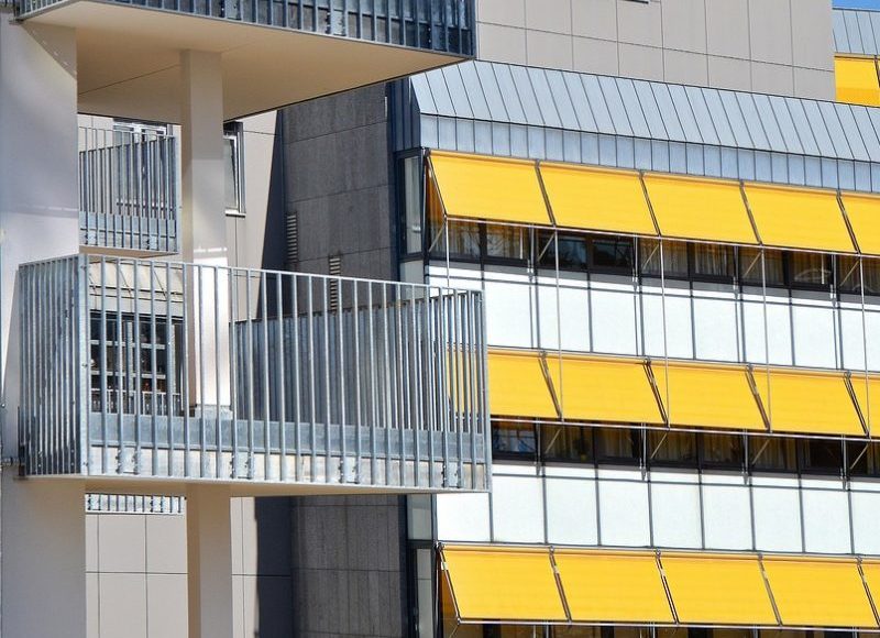 un palazzo giallo e bianco con balconi e balconi.